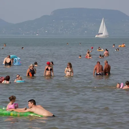 Appartamento Apartment Balatonkeresztur 3 *